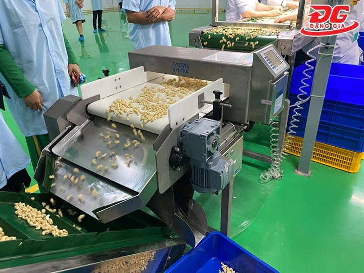 vận hành máy dò kim loại