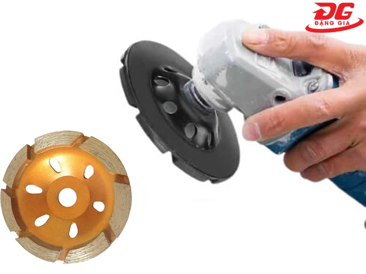 Lắp đặt đĩa mài sàn vào máy