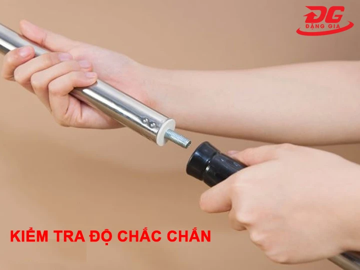 Kiểm tra độ chắc chắn & cơ chế xoay cán