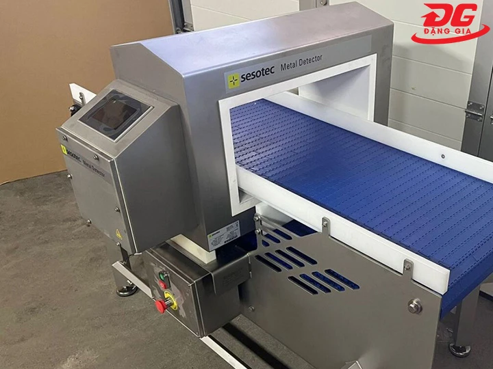 Máy dò kim loại Sesotec dạng băng tải