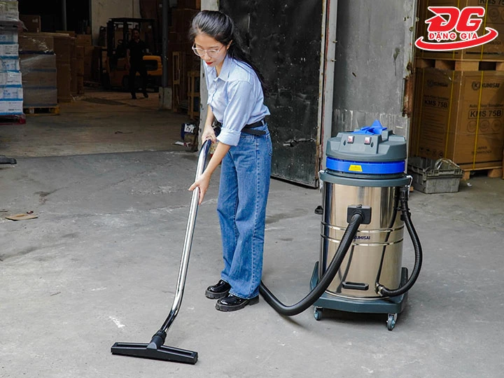 vận hành máy hút bụi công nghiệp