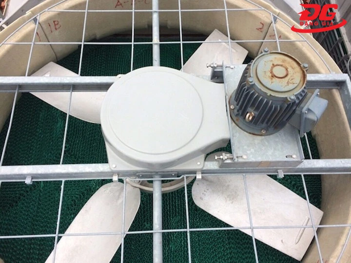 tháp giải nhiệt bị hao hụt nước do Cánh quạt hút nước và gió mạnh