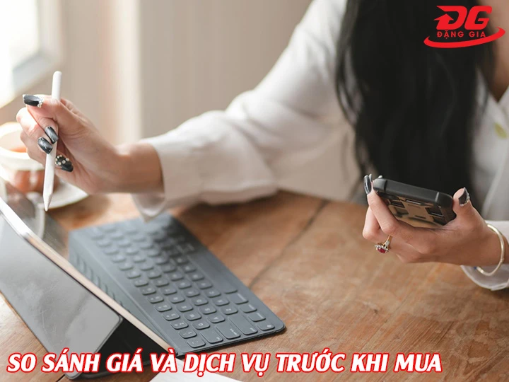 so sánh giá và dịch vụ trước khi mua