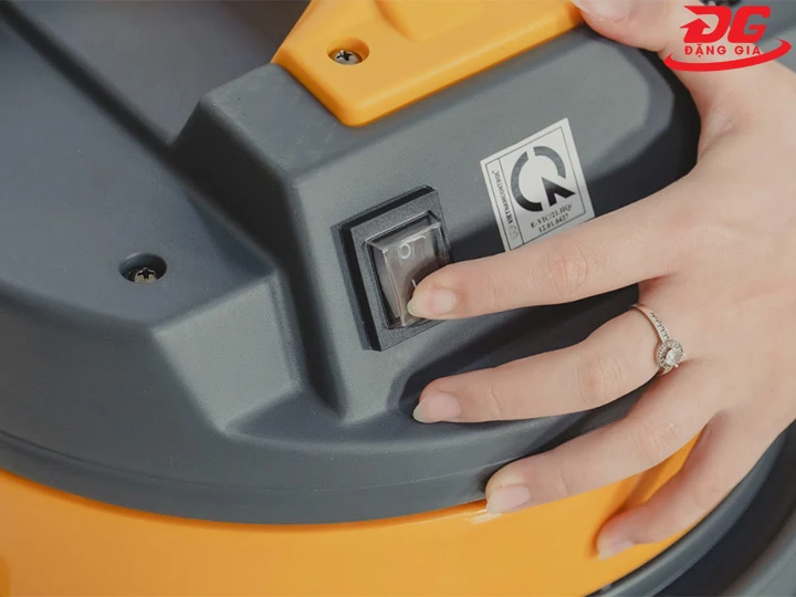 bật công tắc máy hút bụi 50 lít