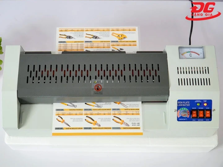 Đưa màng ép kẹp tài liệu vào khi đèn bật xanh