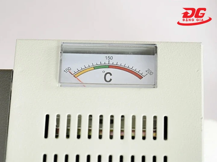 Hạ nhiệt máy ép plastic YT 320 về 0 sau ép, tắt máy hẳn, rút điện