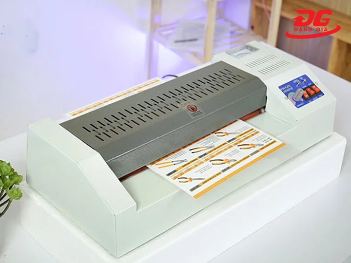 Xếp vật liệu vào vị trí trung tâm của màng ép plastic YT 320