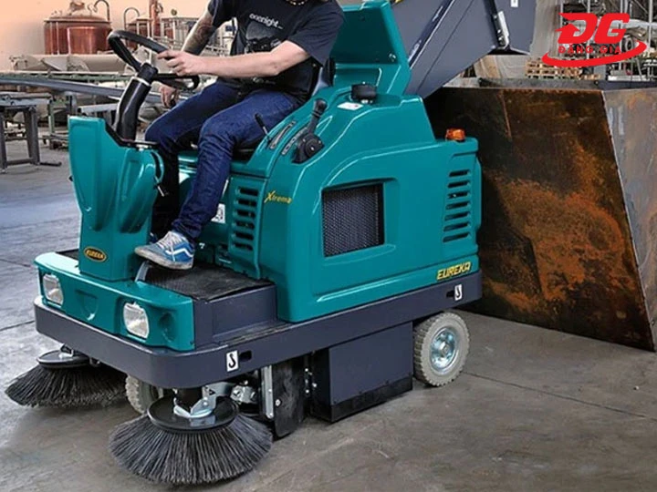 Xe quét rác ngồi lái Xtrema DK của Eureka