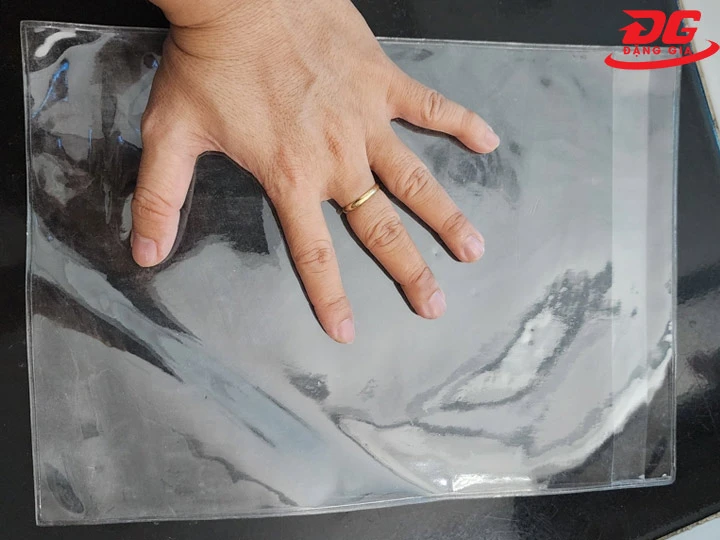 Cất giấy khai sinh trong bìa nhựa chống ẩm