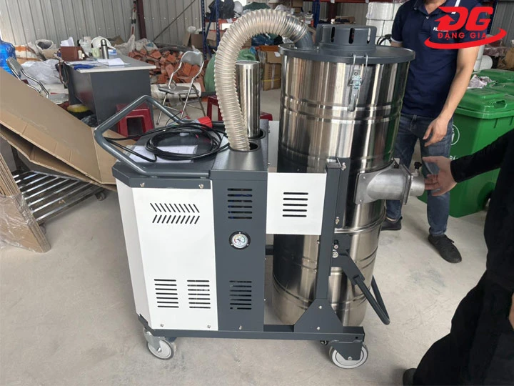 Máy hút bụi Kumisai KMS 300 dọn dẹp trong xưởng sản xuất