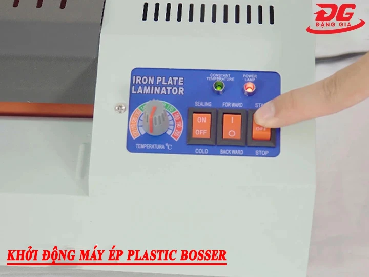 Chuẩn bị máy ép plastic Bosser và vật liệu trước khi bắt đầu ép