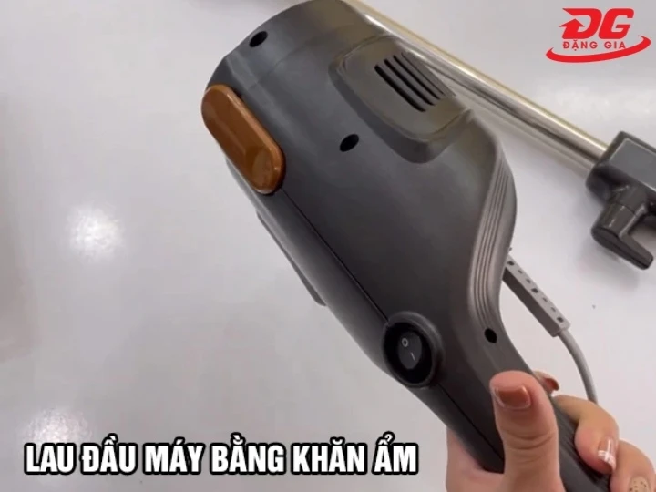 Cách vệ sinh máy hút bụi Deerma đúng với việc lau sạch đầu máy