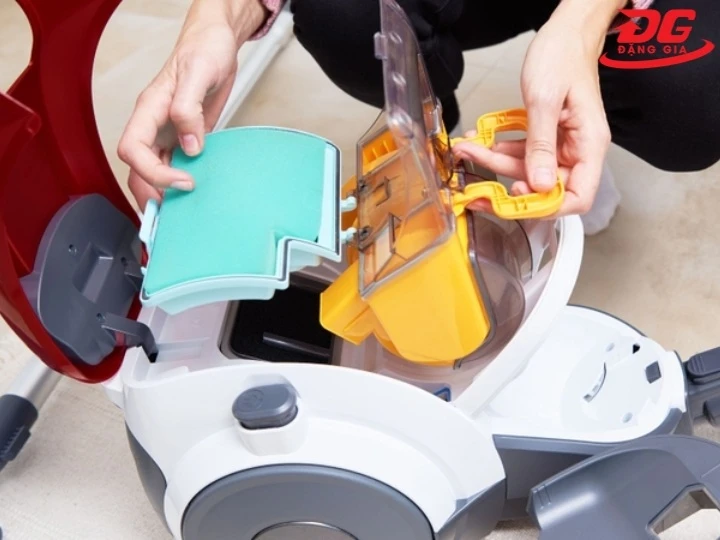 Chỉ thực hiện các bước cách vệ sinh máy hút bụi Deerma khi máy nguội hẳn