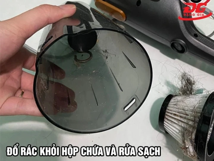 Dọn sạch hộp chứa bụi khi áp dụng cách vệ sinh máy hút bụi Deerma