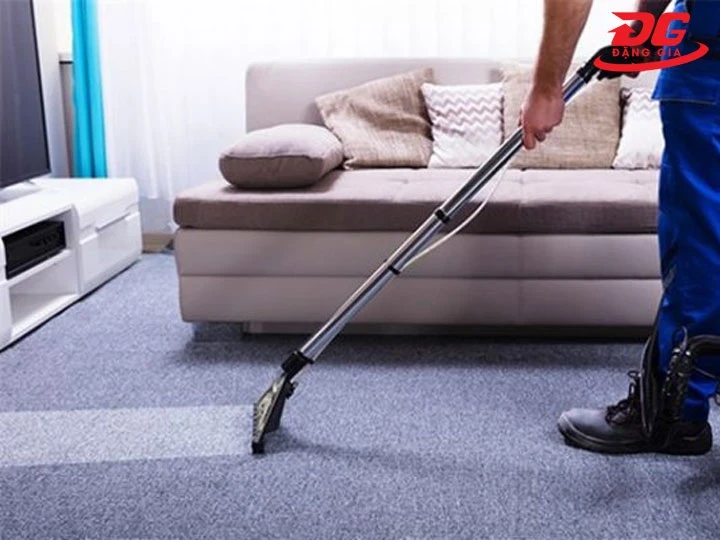 dùng máy phun hút giặt thảm test phản ứng trước với 1 góc thảm nhỏ