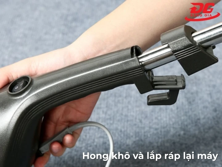 Hong khô và lắp ráp lại máy sau khi thực hiện cách vệ sinh máy hút bụi Deerma