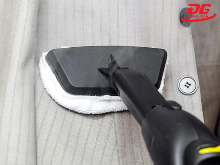 Loại bỏ bụi bẩn trước khi dùng máy giặt thảm phun hút 