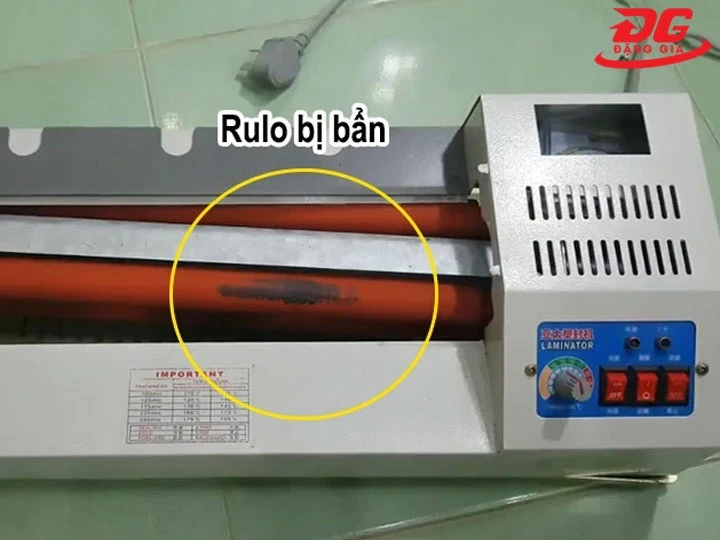 Máy ép plastic bị bẩn