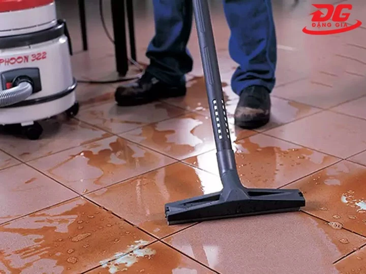 Máy hút bụi công nghiệp Typhoon KS-M335 Di chuyển nhẹ nhàng nhờ bánh xe và tay cầm