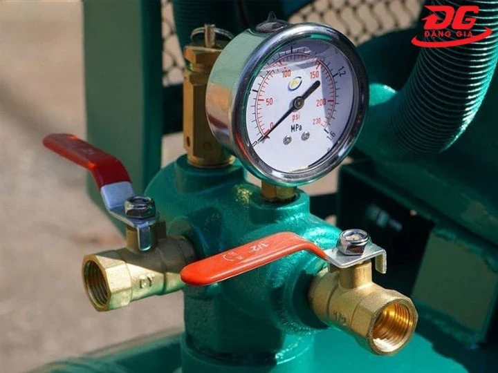 máy nén khí Fusheng VA-65 có Đồng hồ hiển thị áp suất kép cùng van xả