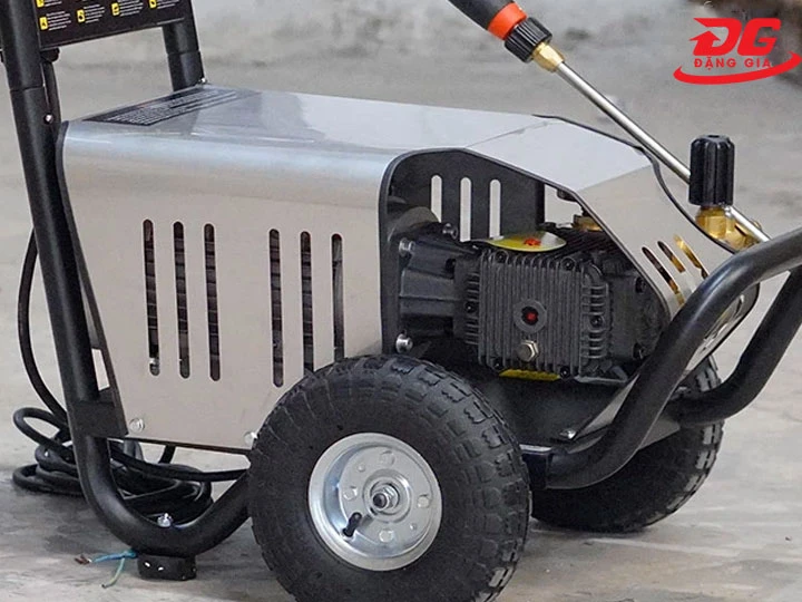 Máy xịt rửa xe cao áp Palada 18M17.5-3T4 độ ổn định cao