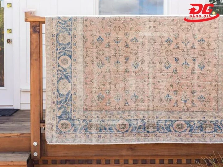 phơi khô thảm sau khi dùng máy phun hút giặt thảm