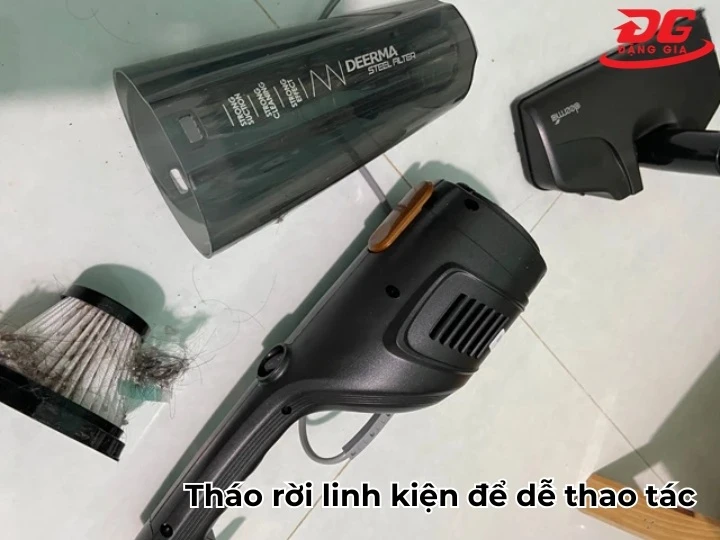 Tách rời linh kiện để áp dụng cách vệ sinh máy hút bụi Deerma dễ dàng