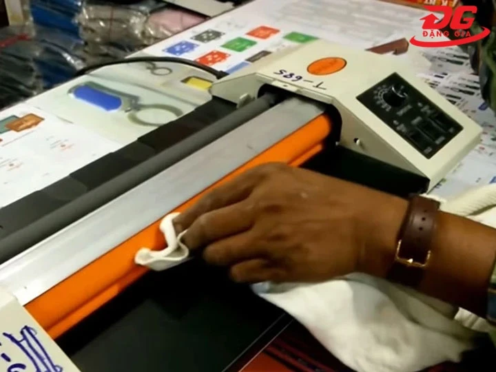 tần suất vệ sinh máy ép plastic phụ thuộc vào việc dùng ít hay nhiều