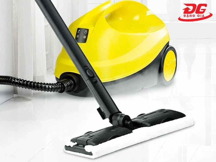 Thao tác làm sạch thảm của máy giặt thảm phun hút 