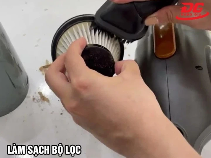 Vệ sinh bộ lọc khi thực hiện cách vệ sinh máy hút bụi Deerma
