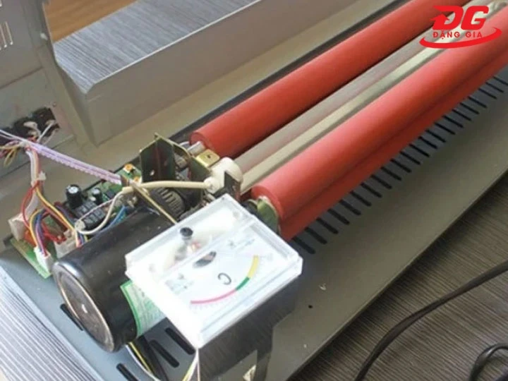 vệ sinh các bộ phận máy ép plastic