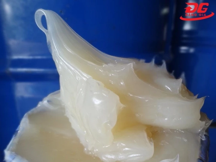 Mỡ bôi trơn nhôm màu sáng đặc trưng giúp dễ quan sát