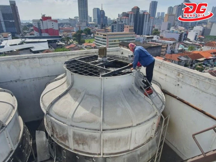 tắt nguồn điện của tháp giải nhiệt trước khi vệ sinh