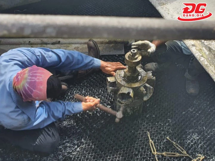 tháo đầu phun của tháp giải nhiệt