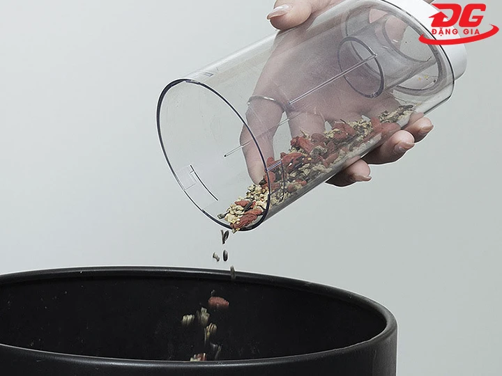 đổ bụi sau mỗi lần sử dụng máy hút bụi 600w