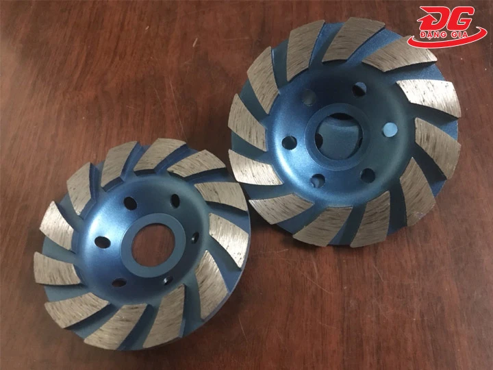 Dùng đĩa mài bê tông 100 mm