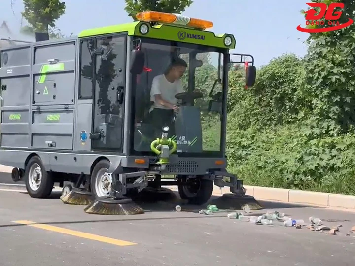 Xe quét rác ngồi lái Kumisai KMS25 dùng trong quét đường