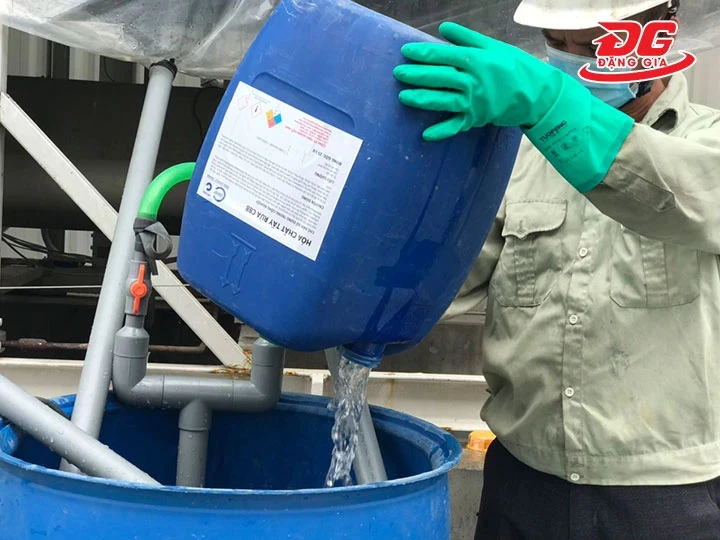 Pha chế hóa chất và bơm tuần hoàn dung dịch xử lý