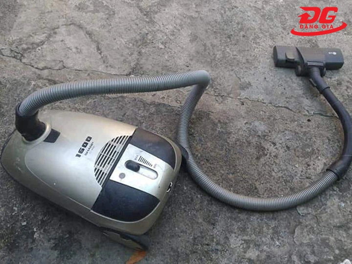 Máy hút bụi có dây Sharp