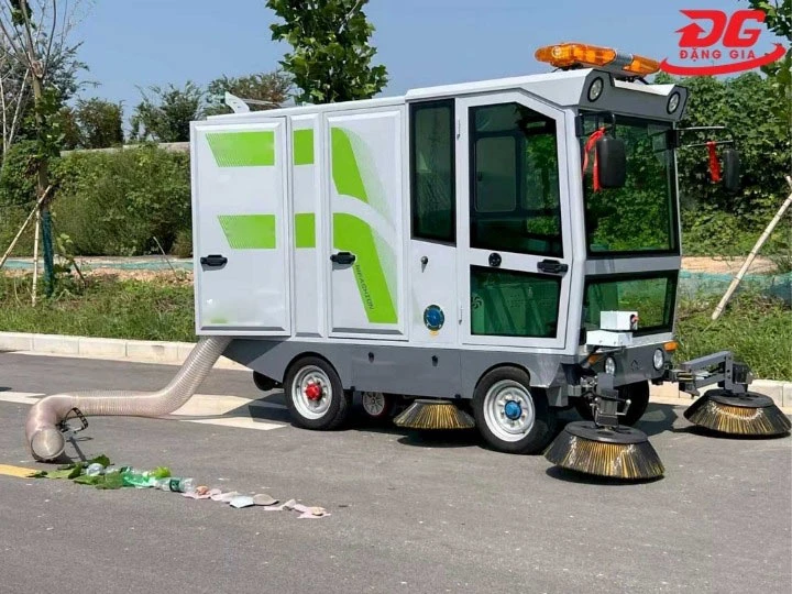 xe quét rác ngồi lái Kumisai KMS S18 tiện nghi bất ngờ