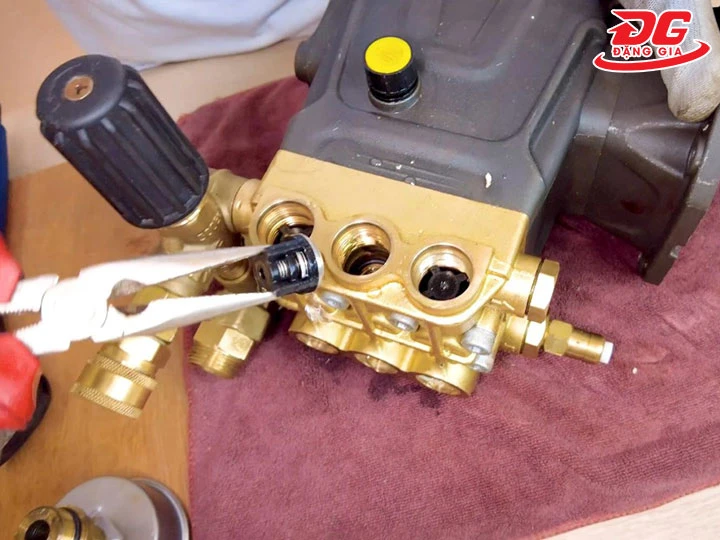 kiểm tra phớt máy rửa xe