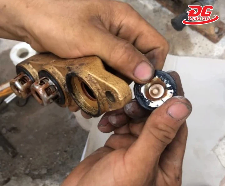 van máy rửa xe bị hỏng