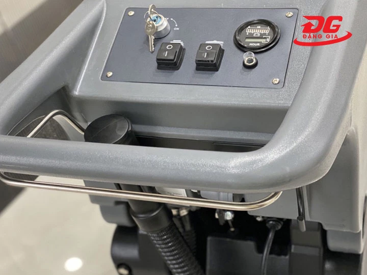 Thiết kế tiện dụng: dễ thao tác, tay cầm điều chỉnh linh hoạt