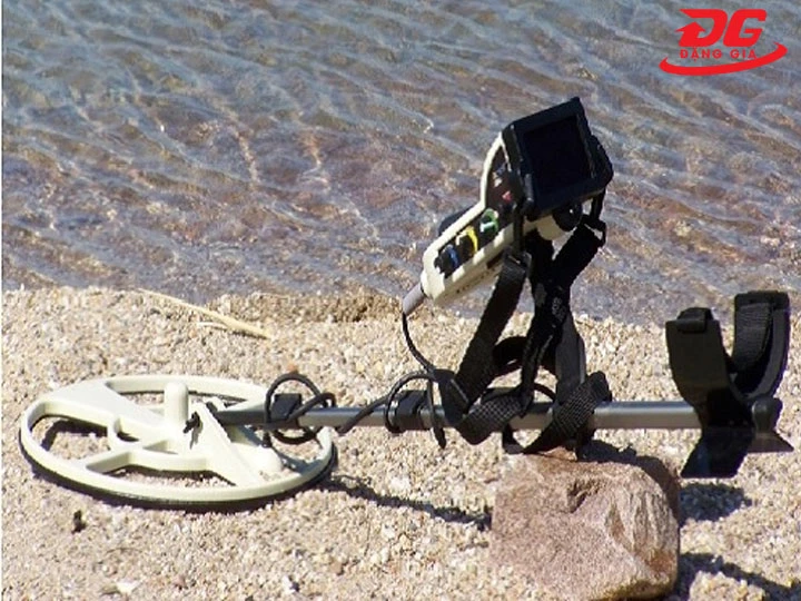 Máy rà tìm kim loại Black Hawk OKM