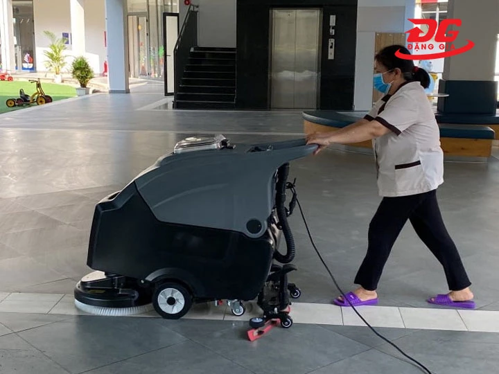 Thực hiện chà rửa