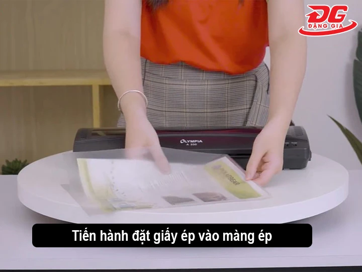 Đặt tài liệu vào giữa màng