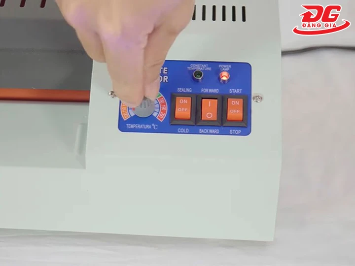 điều chỉnh nhiệt độ của máy ép plastic