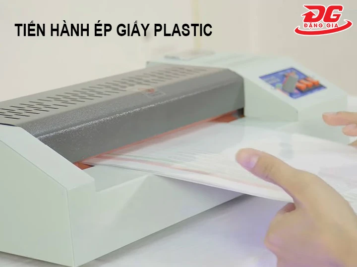 tiến hàng ép plastic