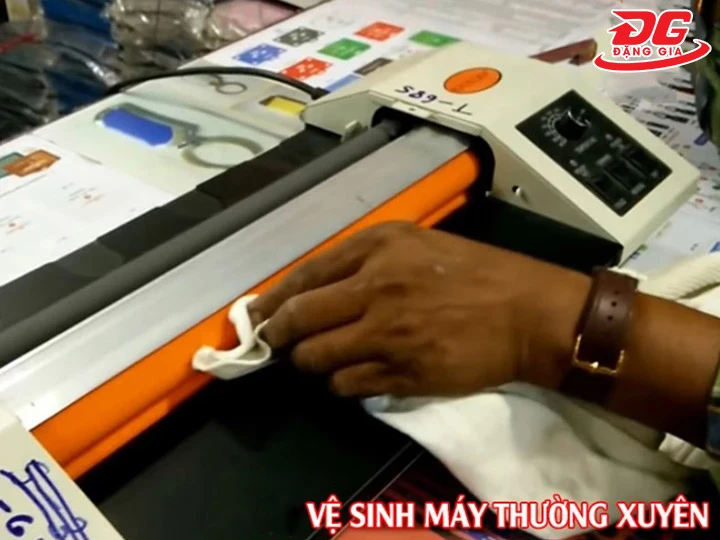 vệ sinh máy ép plastic