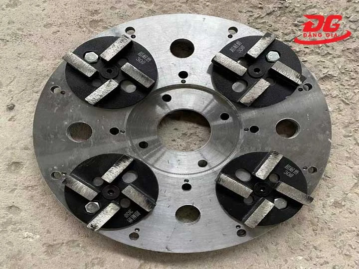 Định kỳ thay đĩa mài để đảm bảo hiệu suất